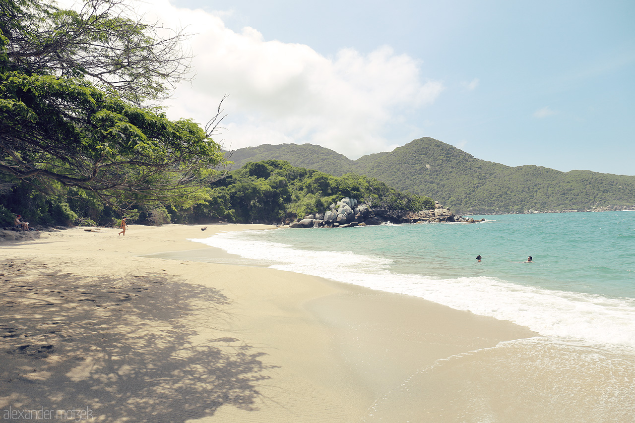 Foto von Tranquil beach in Tayrona, Santa Marta, Colombia, where pristine sand meets emerald hills and azure waters.