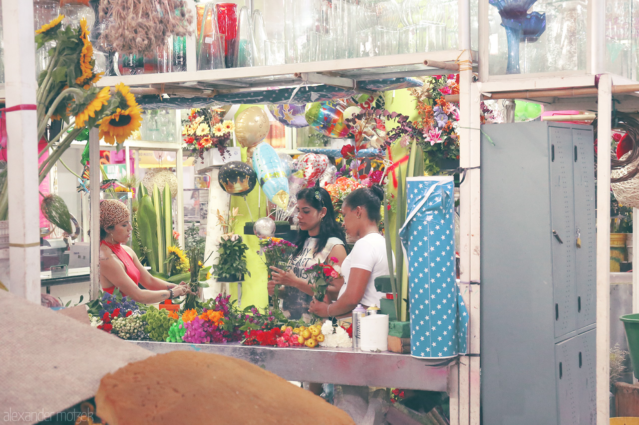 Foto von Vibrant flower shop in Comuna 19, Cali, bursting with bright blooms and local spirit.