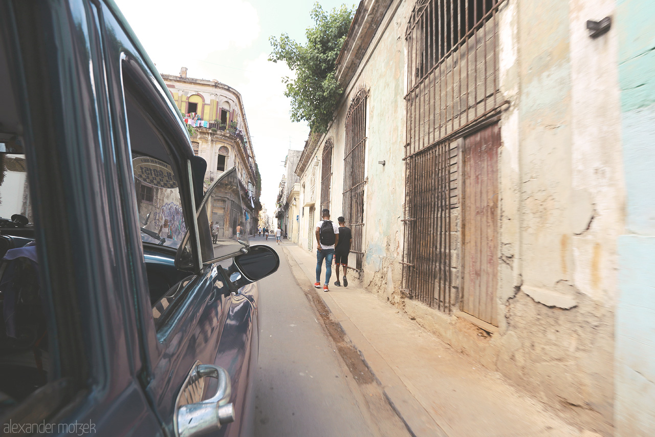 Foto von Blick aus einem Oldtimertaxi in Havana