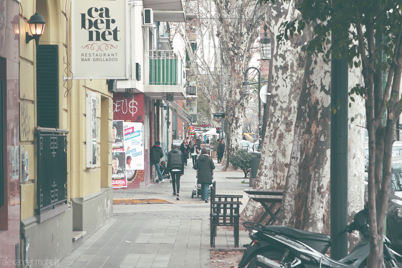Paseo Porteño Foto von Discover the charm of Buenos Aires with a stroll down its leafy streets, where bar griilados invite locals and tourists alike to savor the moment.