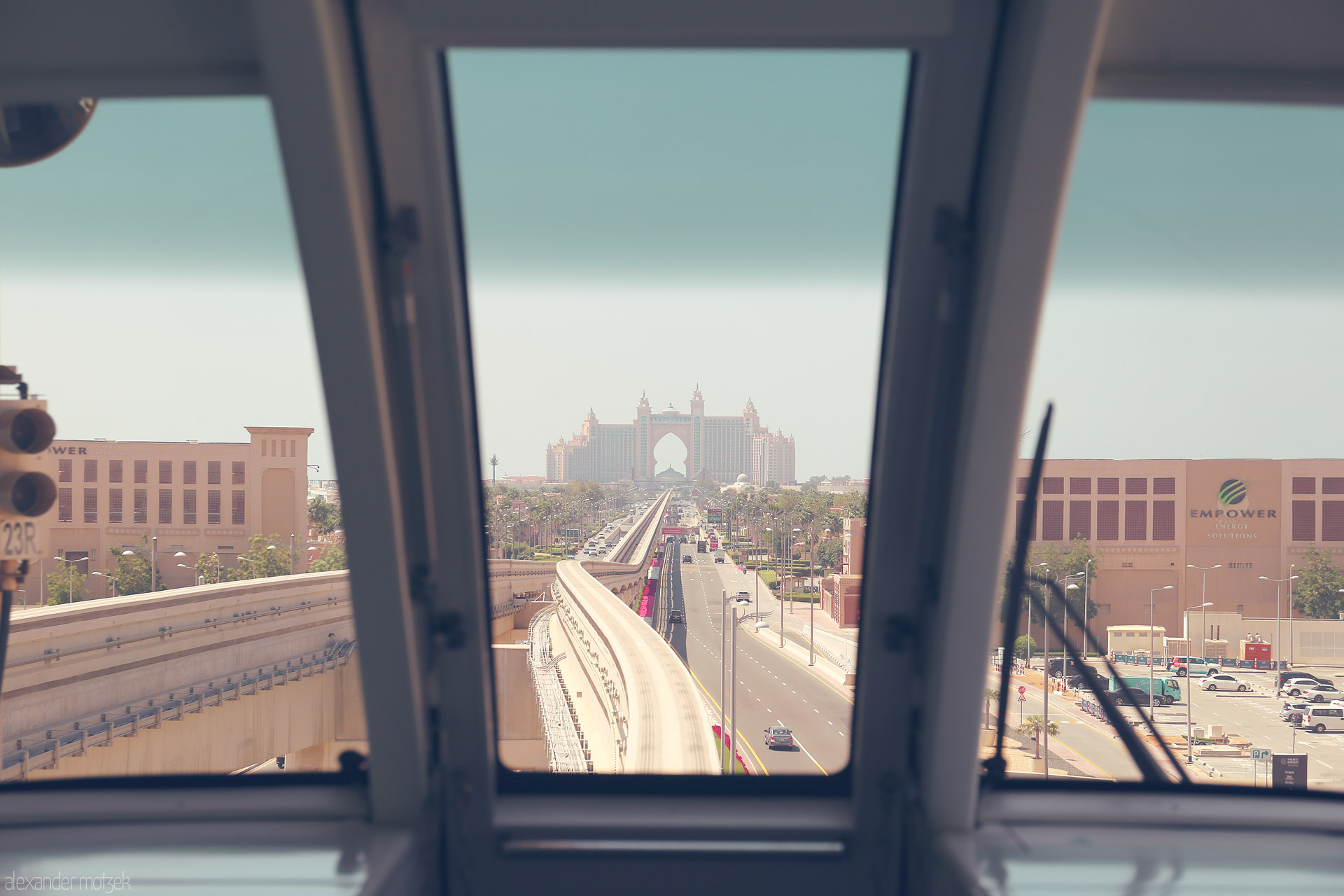 Gateway to Atlantis Foto von Dubai’s Palm Jumeirah monorail glides towards the majestic Atlantis, The Palm under the Arabian sun.