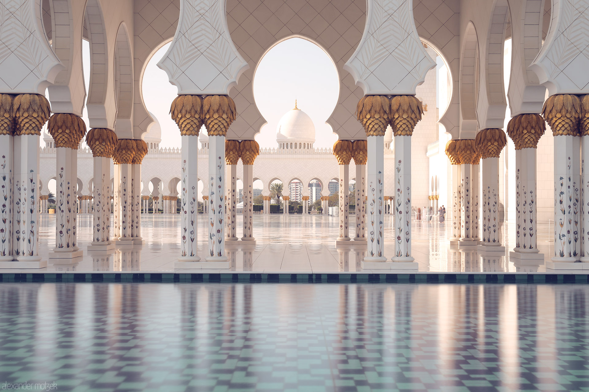 Noor Al Rawdah Foto von Golden palm columns and reflected mosaics at Sheikh Zayed Grand Mosque, Al Rawdah, Abu Dhabi, bathe in the morning light.