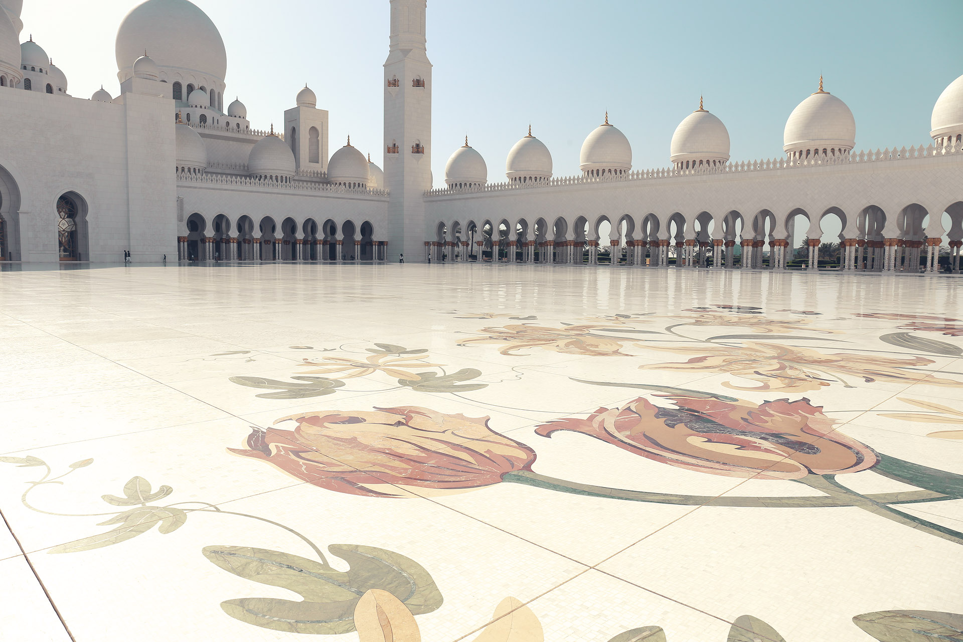Rawdah Serenity Mosaic Foto von Marble mosaics bloom in the courtyard of Sheikh Zayed Grand Mosque, Al Rawdah, Abu Dhabi. An oasis of artistry and calm.
