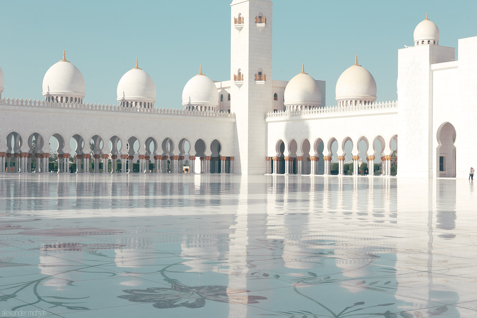 Minaret Reflections Foto von Sheikh Zayed Grand Mosque’s domes shimmer at dawn, mirrored on marbled courtyards in Al Rawdah, Abu Dhabi, UAE.