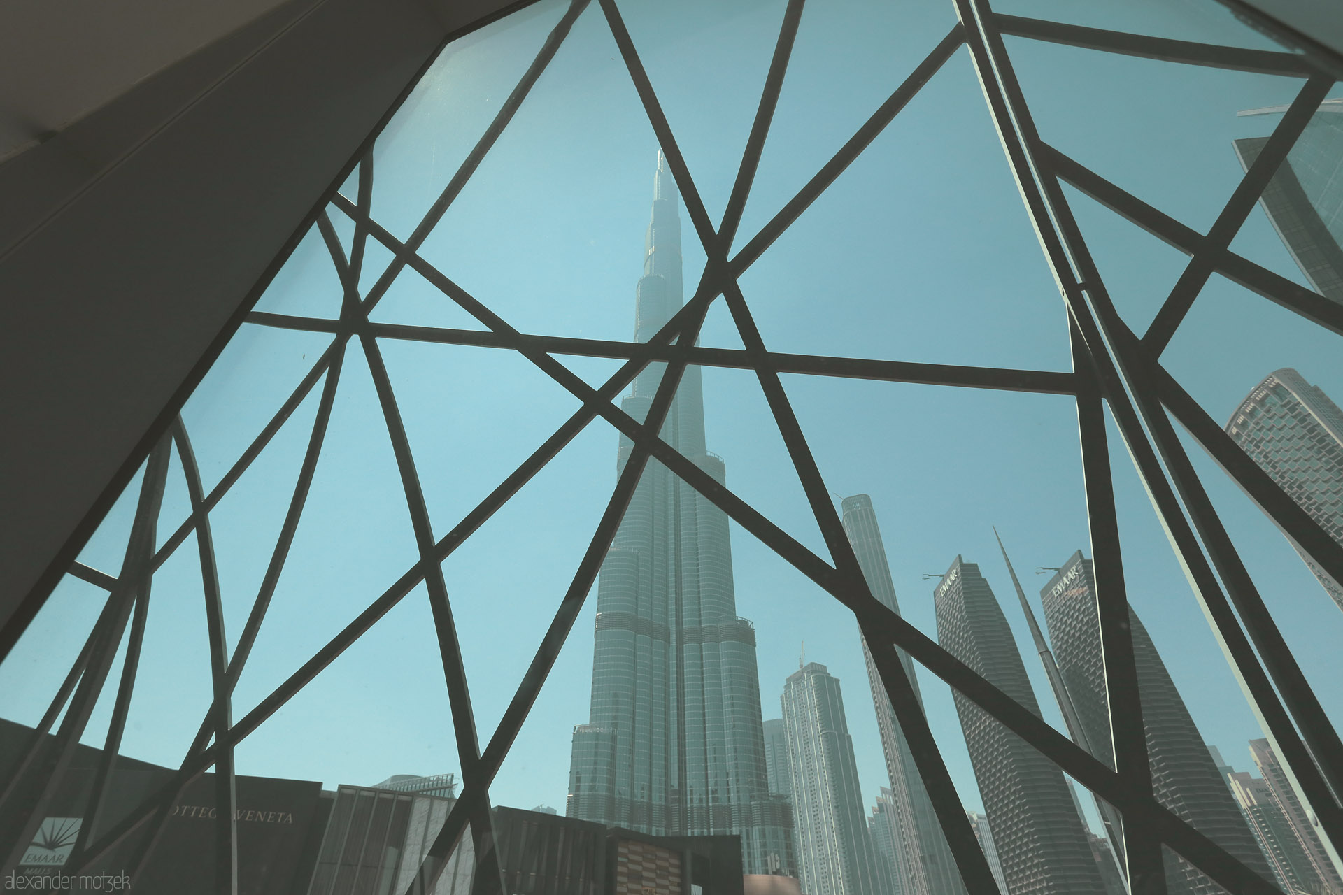 Mashrabiyah Mirage Foto von The iconic Burj Khalifa rises behind a geometric window, blending tradition and modernity in Dubai, UAE.