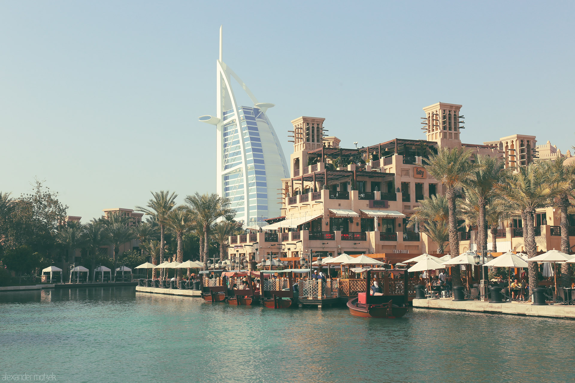 Jumeirah Dreamscape Foto von Traditional abra boats float by Madinat Jumeirah with Burj Al Arab gleaming in the Dubai sun.