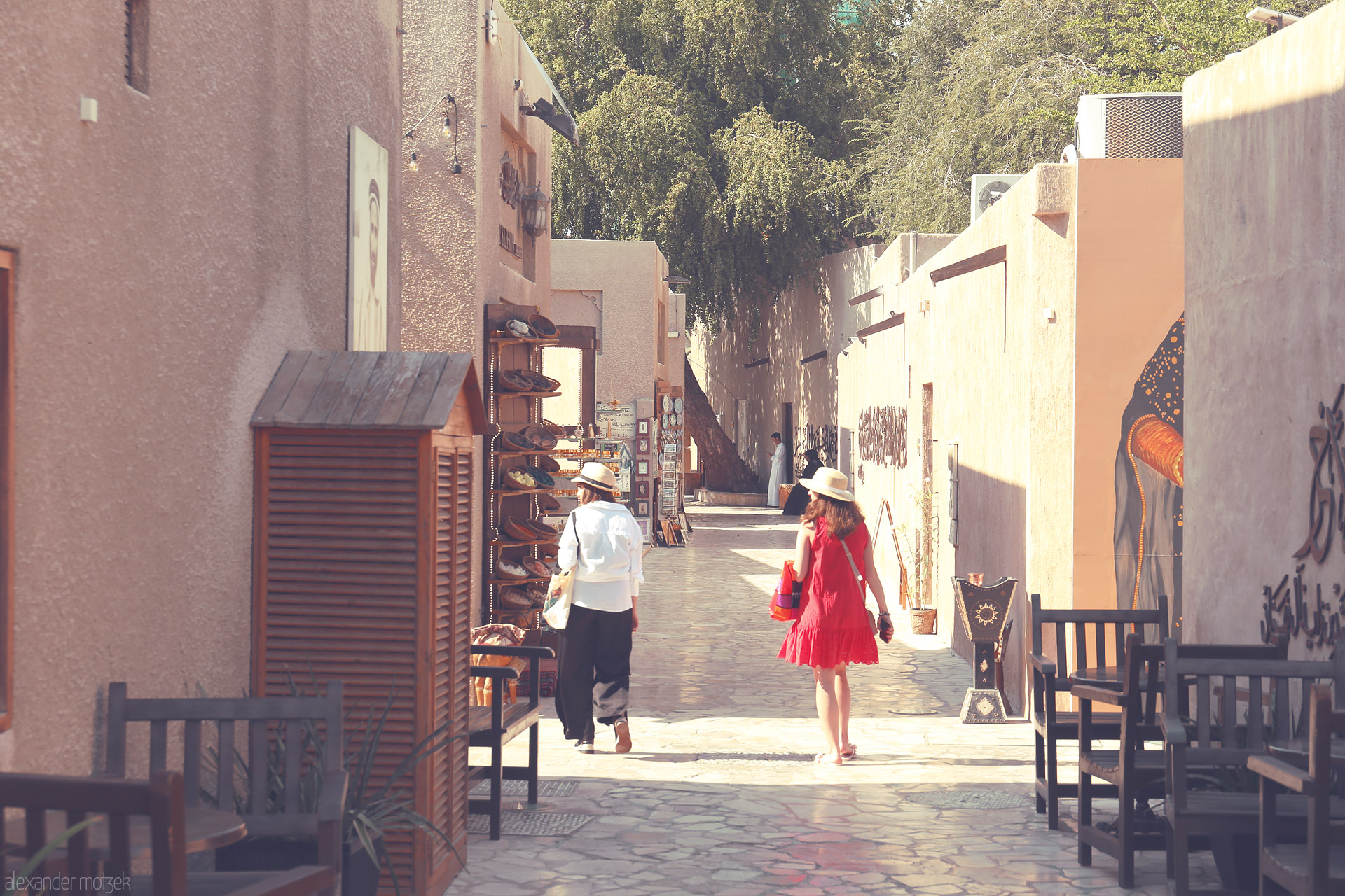 Foto von Wandering Al Bastakiya's sunlit alleys, Dubai—past ochre walls, shaded benches, and art, history woven into every golden step.