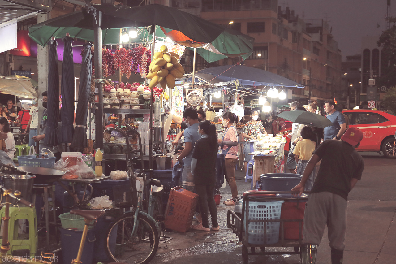 Nights in Talat Yot Foto von Explore the bustling night market of Talat Yot, Bangkok, where vibrant stalls and local flavors come alive under the city lights.