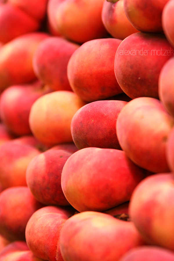 Foto von A vibrant display of peaches at a bustling market in Barcelona, capturing the essence of local flavors and lively Spanish culture.