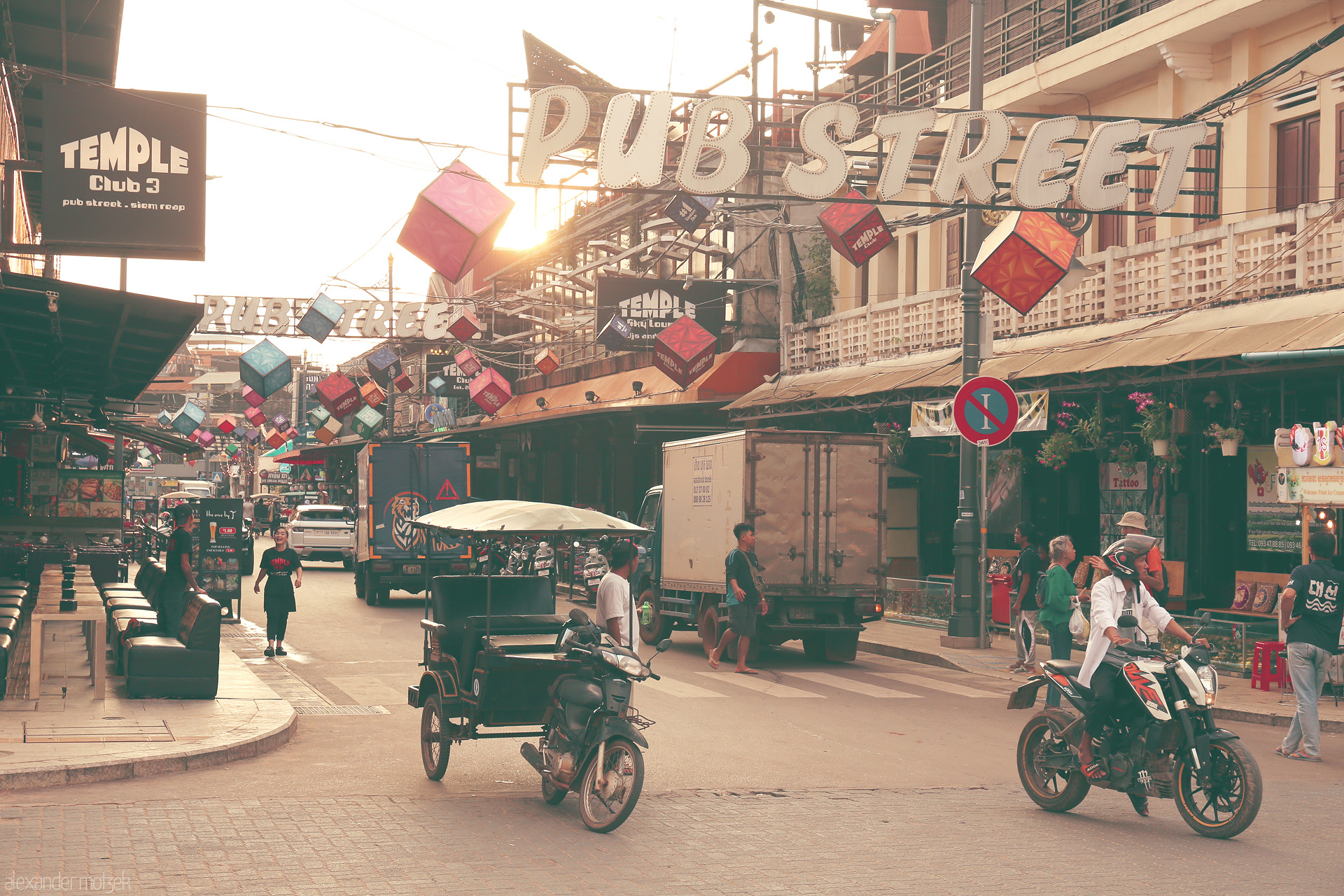 Foto von Golden hour on Siem Reap’s vibrant Pub Street—colorful lanterns, tuk-tuks, buzzing life, and Khmer spirit in every corner.