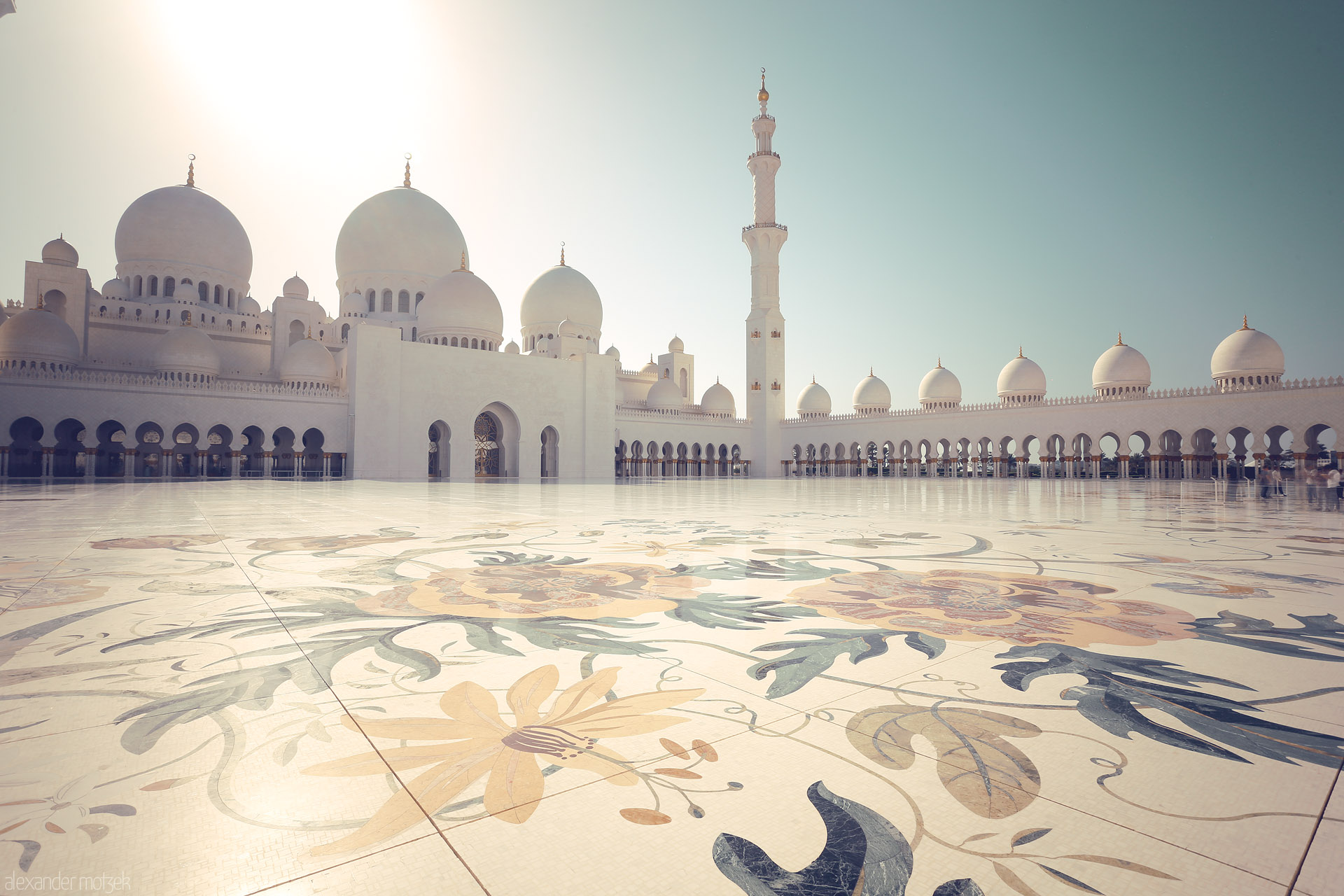 Foto von Golden sunlight kisses the floral marble courtyard of Sheikh Zayed Grand Mosque, Al Rawdah, Abu Dhabi, UAE.