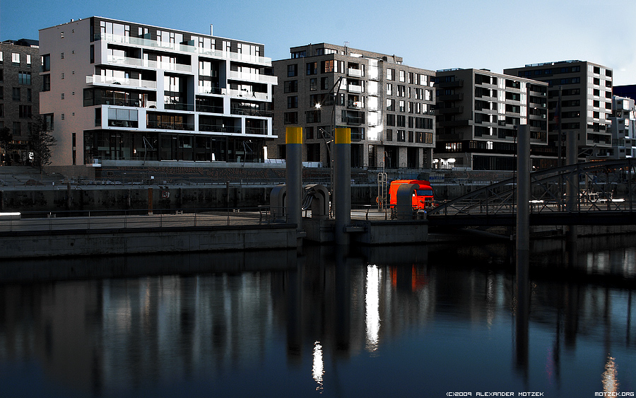 Foto von Alter roter Lastwagen auf dem Museumshafen in der Hamburger Hafencity