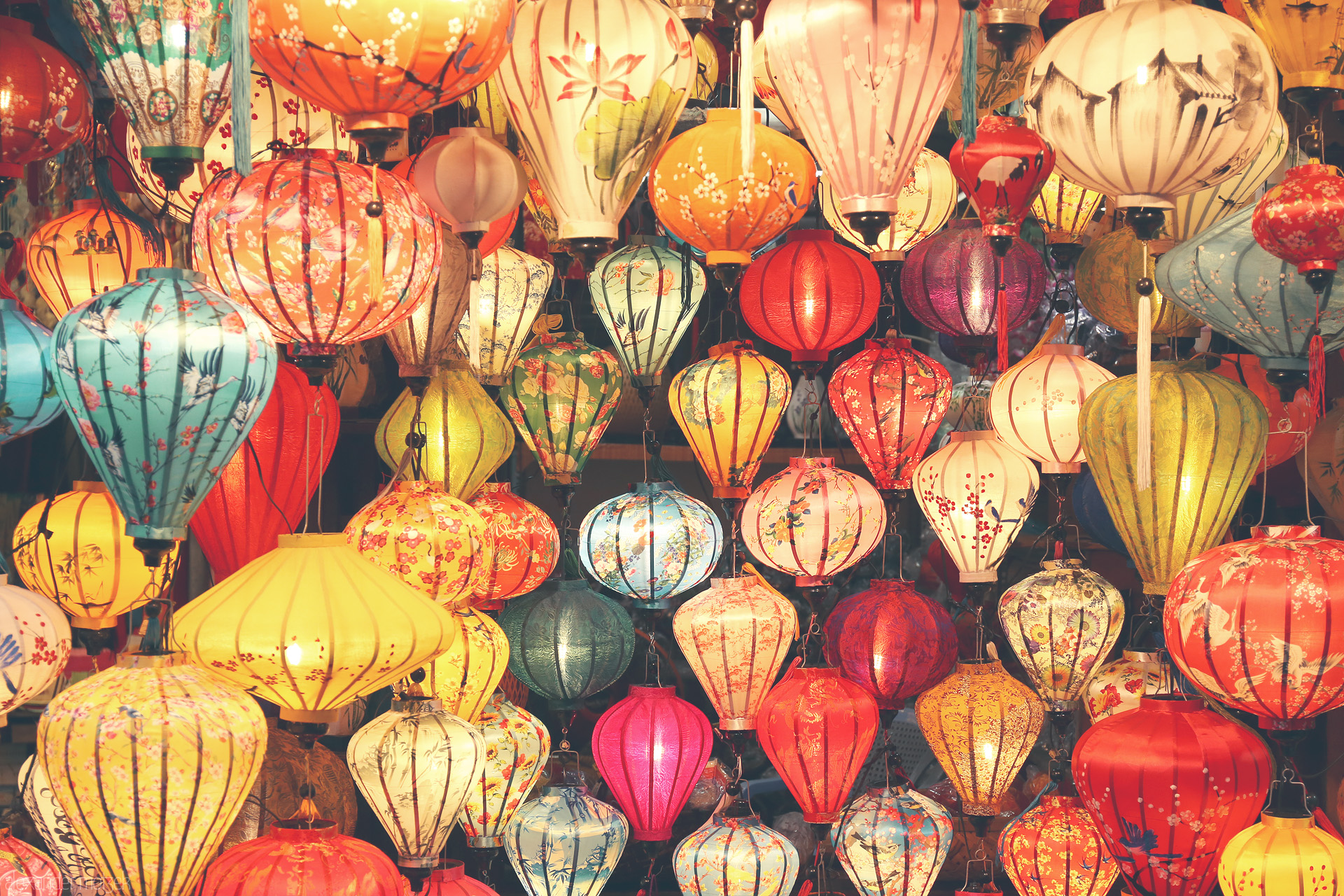 Foto von Hoi An's famed lanterns in a glowing kaleidoscope, illuminating Vietnamese heritage in color and light.