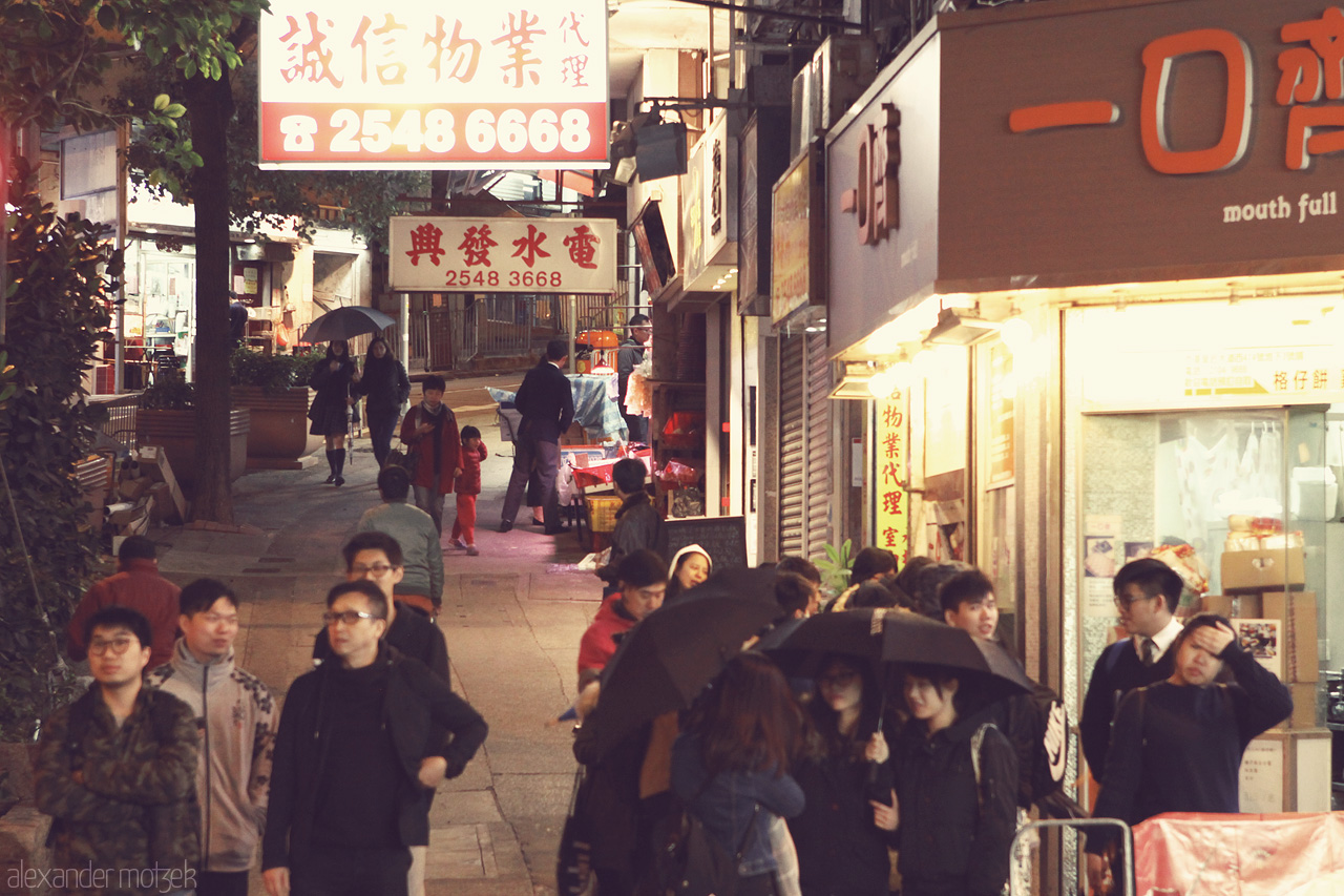 Foto von Straße in Hong Kong mit Geschäften