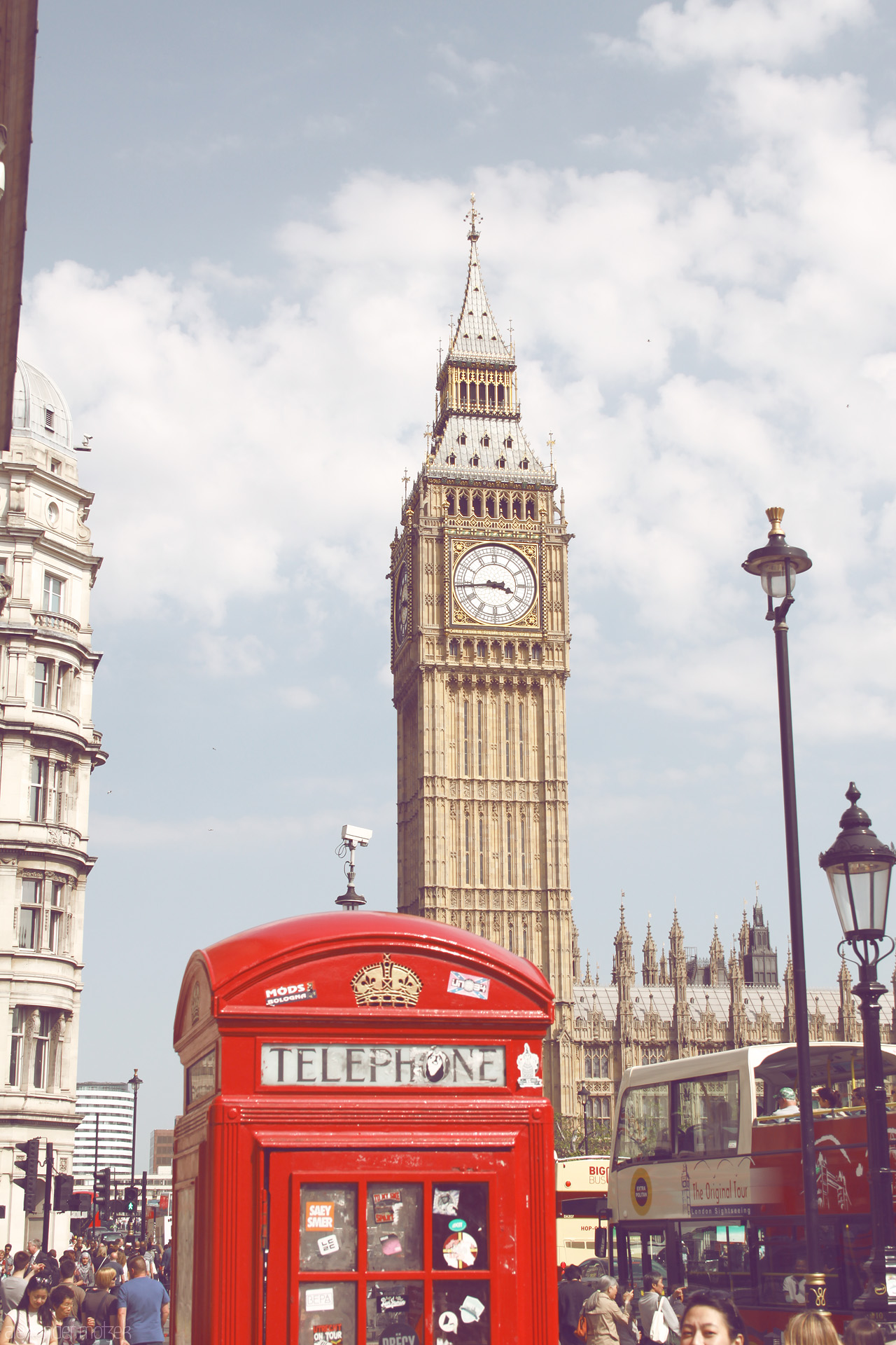 Chime & Chat Foto von Iconic red phone booth stands proudly before Big Ben, capturing London's timeless charm. Vintage vibes fill the bustling cityscape.