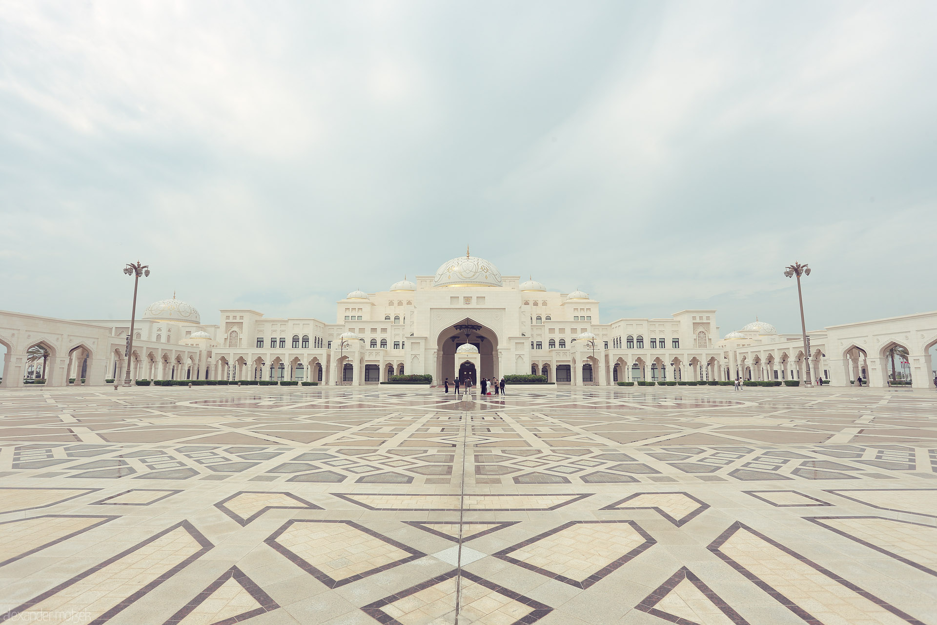 Foto von Intricate marble patterns lead to Qasr Al Watan in Al Ras Al Akhdar, Abu Dhabi—a symphony of Arabian architecture under open skies.