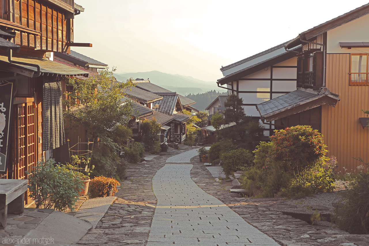 Foto von Abendsonne hüllt die Poststadt Magome in ein gelbes Lichterkleid