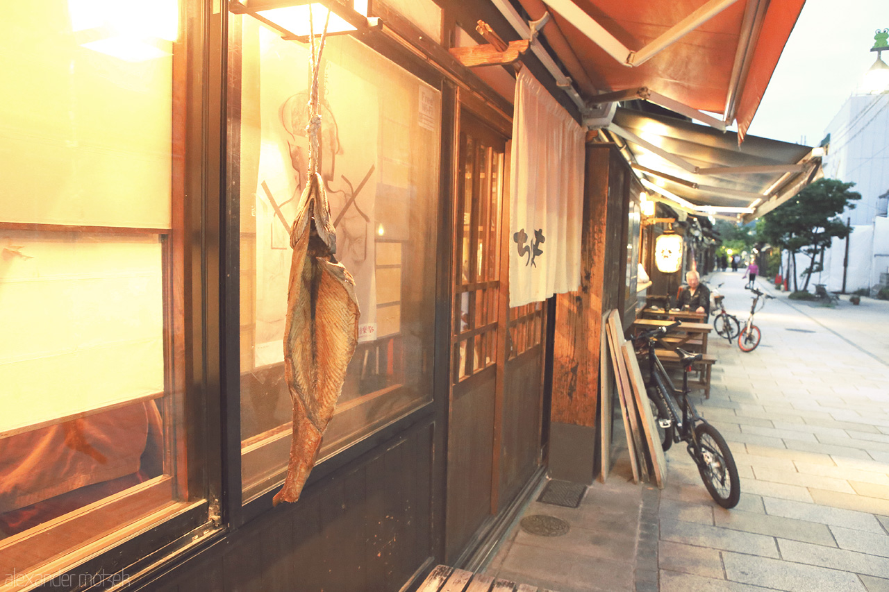 Foto von Ganzer Fisch trocknet aufgehangen vor einem Izakaya in Matsumoto