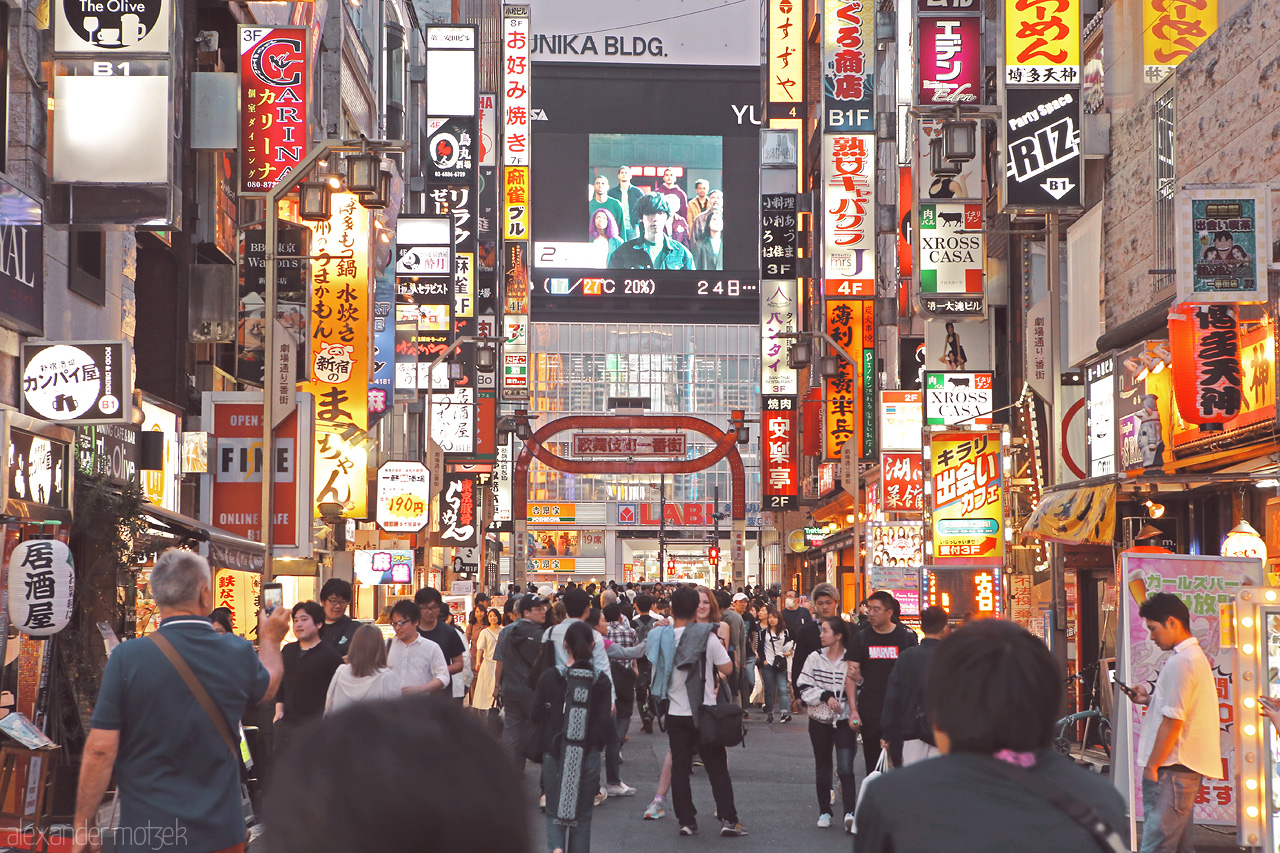 Foto von Tausende Neonschilder erleuchten die Straßen von Akihabara