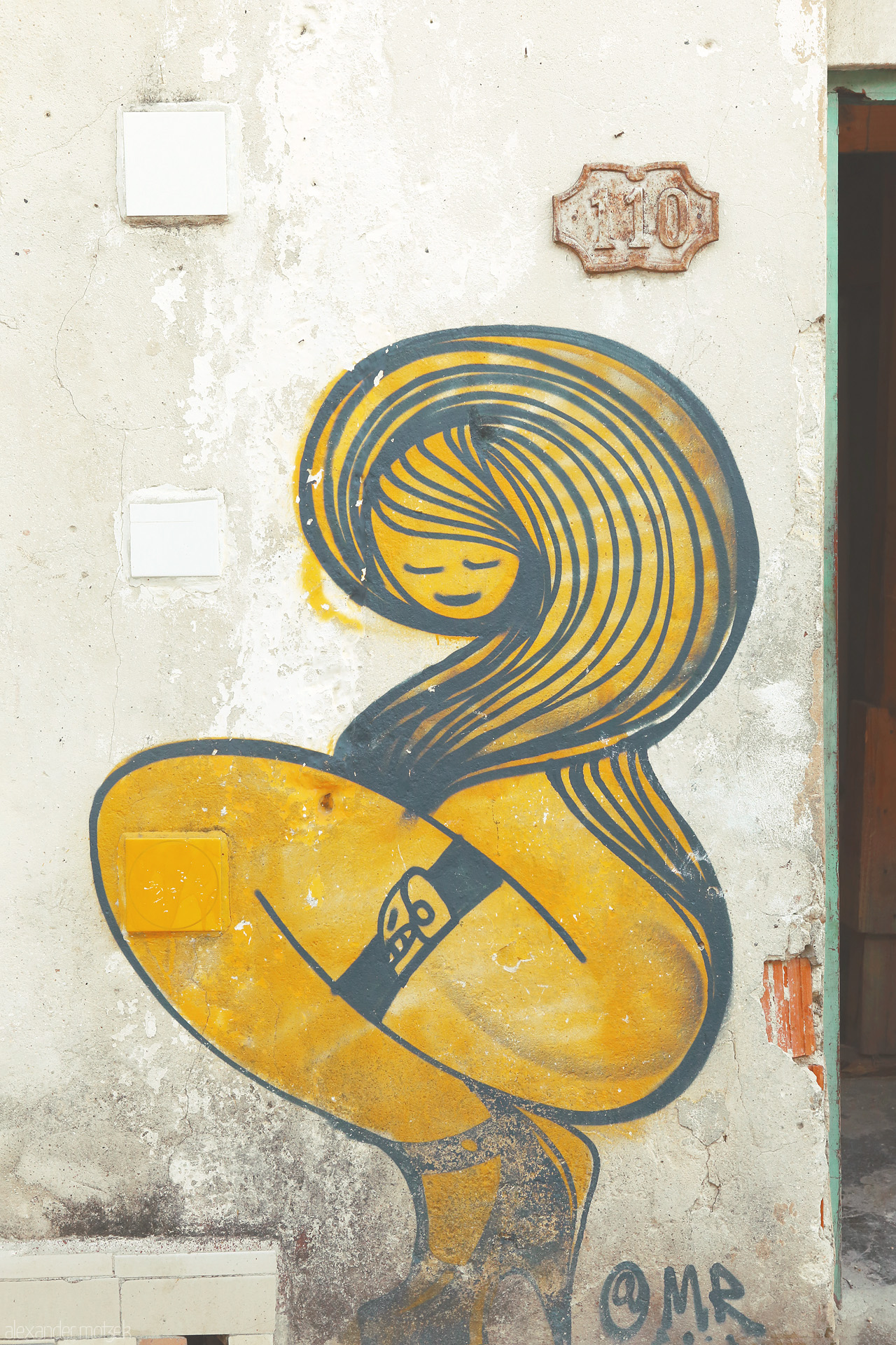 Foto von Künstlerisches Mural einer Dame in La Habana