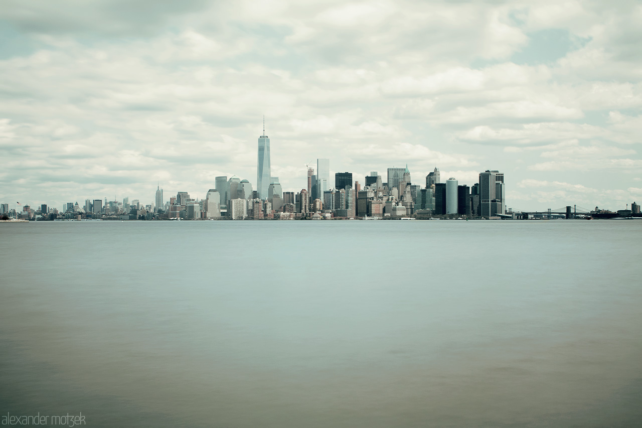 Foto von Langzeitbelichtung New York City Skyline mit Graufilter am Tag