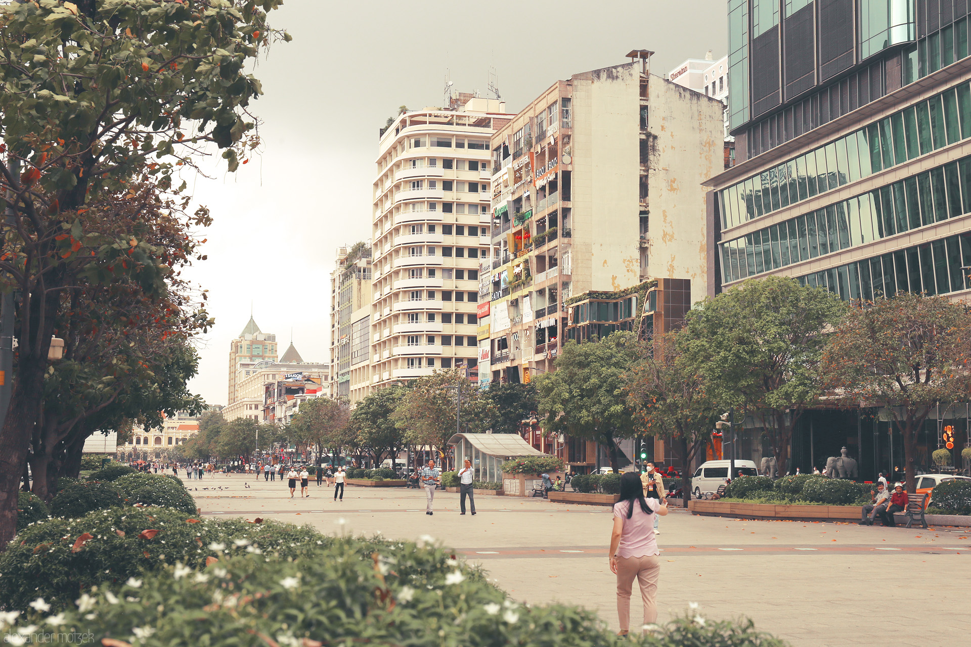 Foto von Locals stroll Nguyen Hue walking street, framed by vintage apartments and glass towers in Ho Chi Minh City's bustling heart.