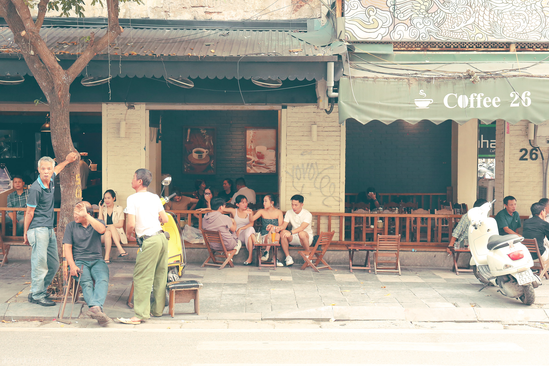 Foto von Locals unwind at Coffee 26 in Phuong Cua Dông, Hanoi—capturing the soulful, slow charm of Old Quarter street life.
