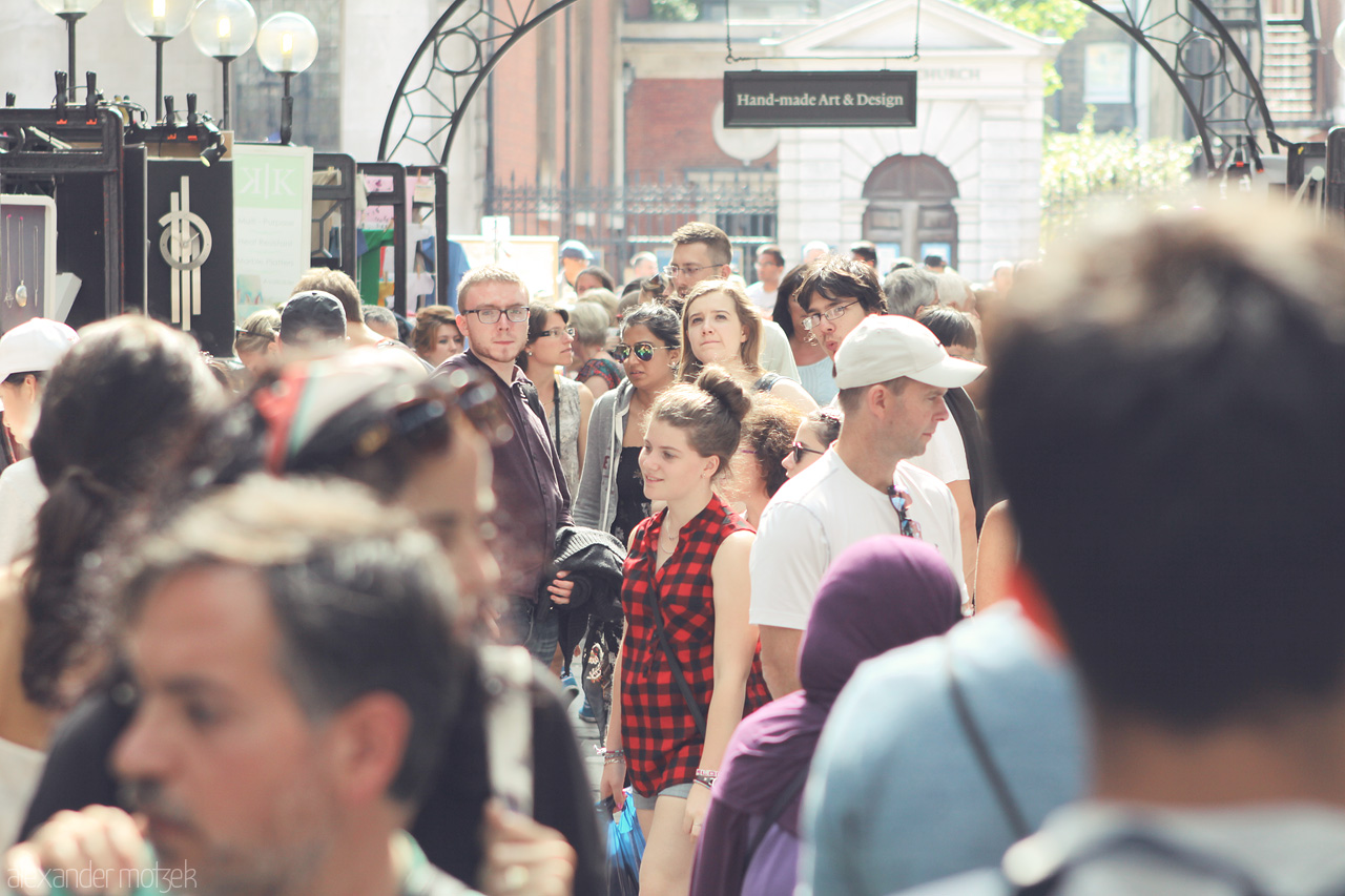 Foto von A bustling market scene in London, capturing the vibrant spirit of urban gatherings and cultural encounters.