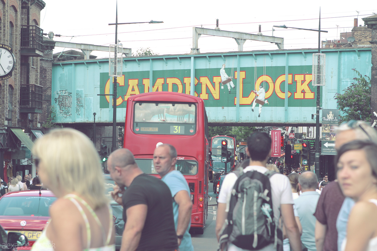 Foto von A bustling street scene in Camden, London, where vibrant life meets iconic architecture under the Camden Lock bridge.