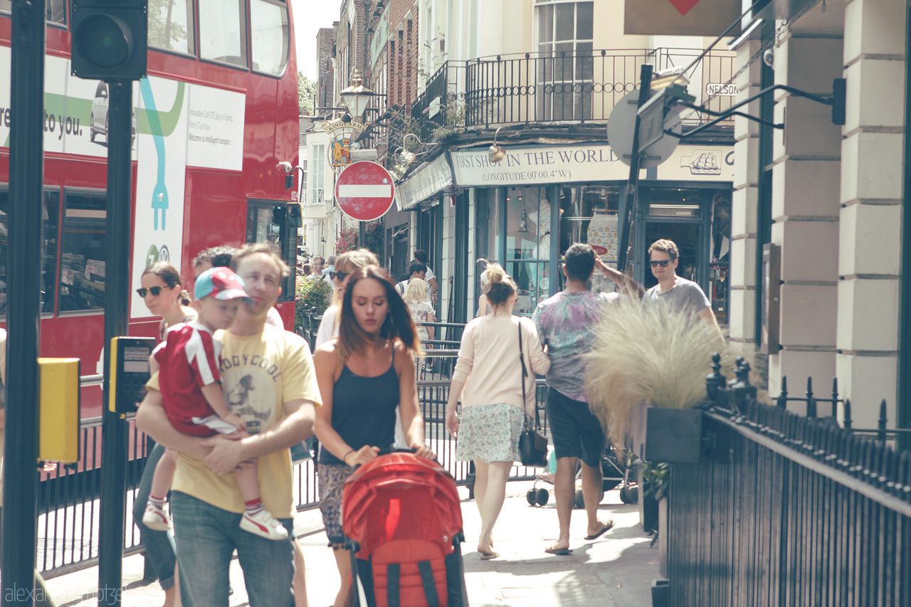 Foto von A vibrant street scene in Camden, London, capturing everyday life with locals and iconic red buses.