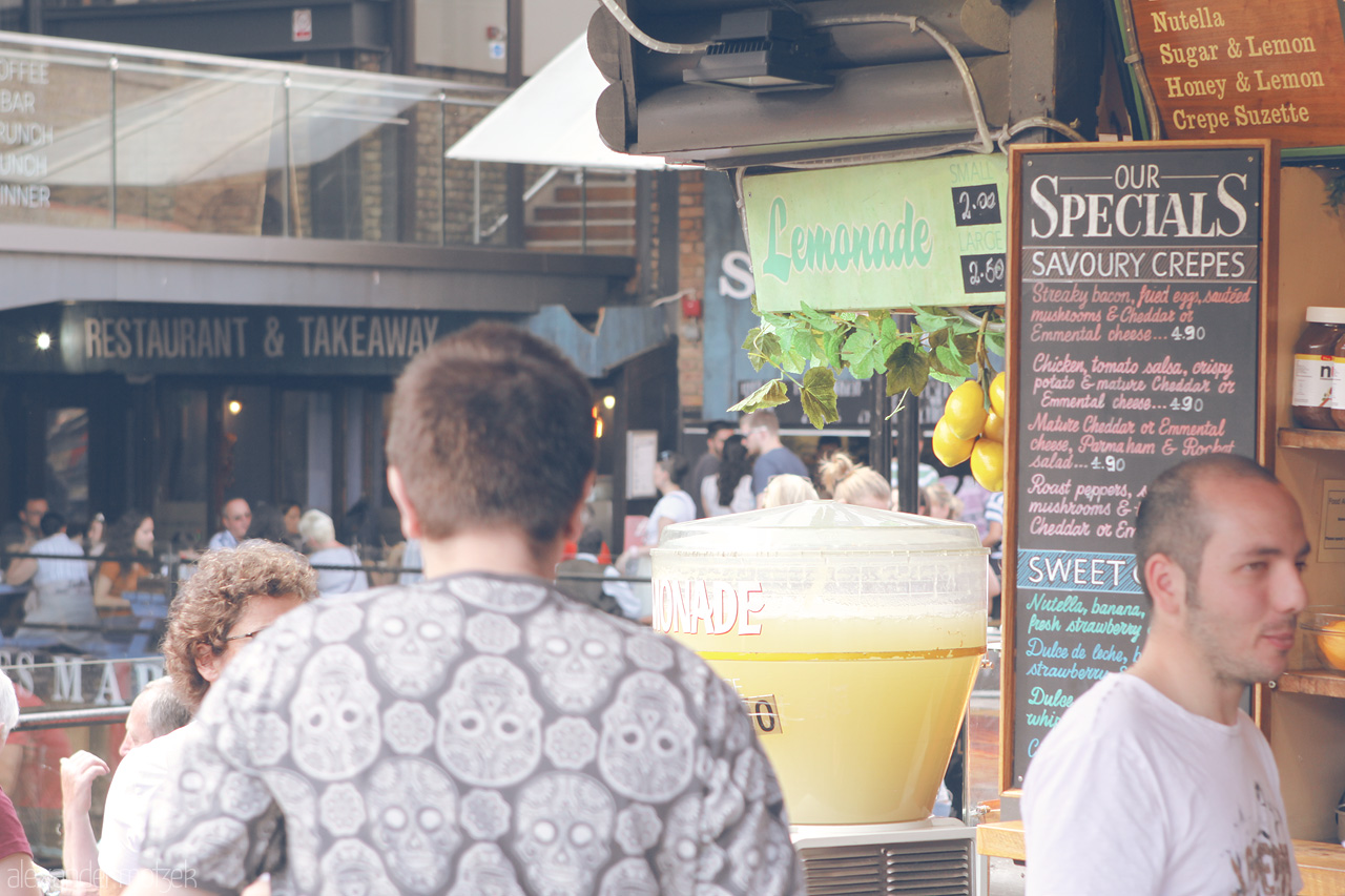 Foto von Bustling London market with a tantalizing lemonade stand offering sweet and savory delights. A taste of local flavor in every sip.