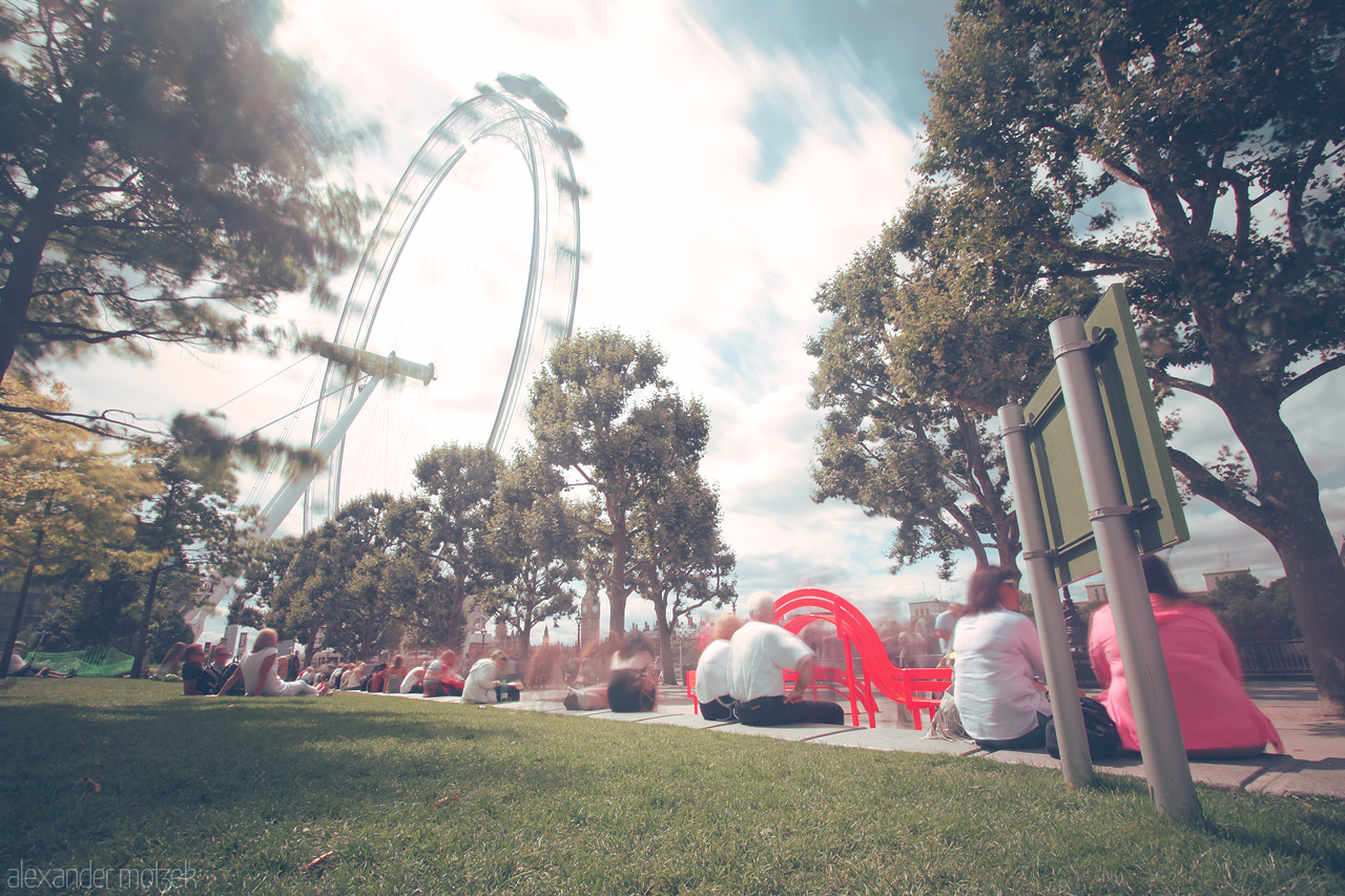 Foto von Ethereal view of the London Eye amidst lush trees, capturing the city's dreamy essence.