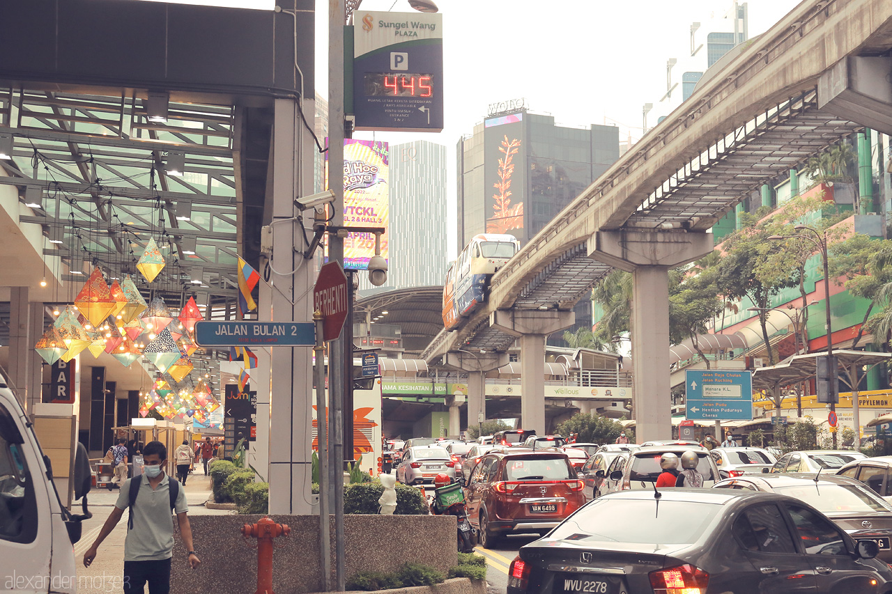 Foto von Bustling Kuala Lumpur: An urban symphony of traffic, monorails, and vibrant street life on Jalan Bulan 2.