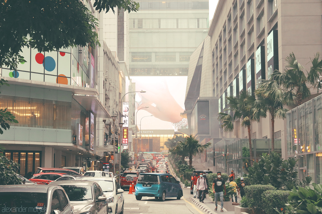 Foto von Bustling streets of Kuala Lumpur blend modernity and tradition in a vibrant urban scene.