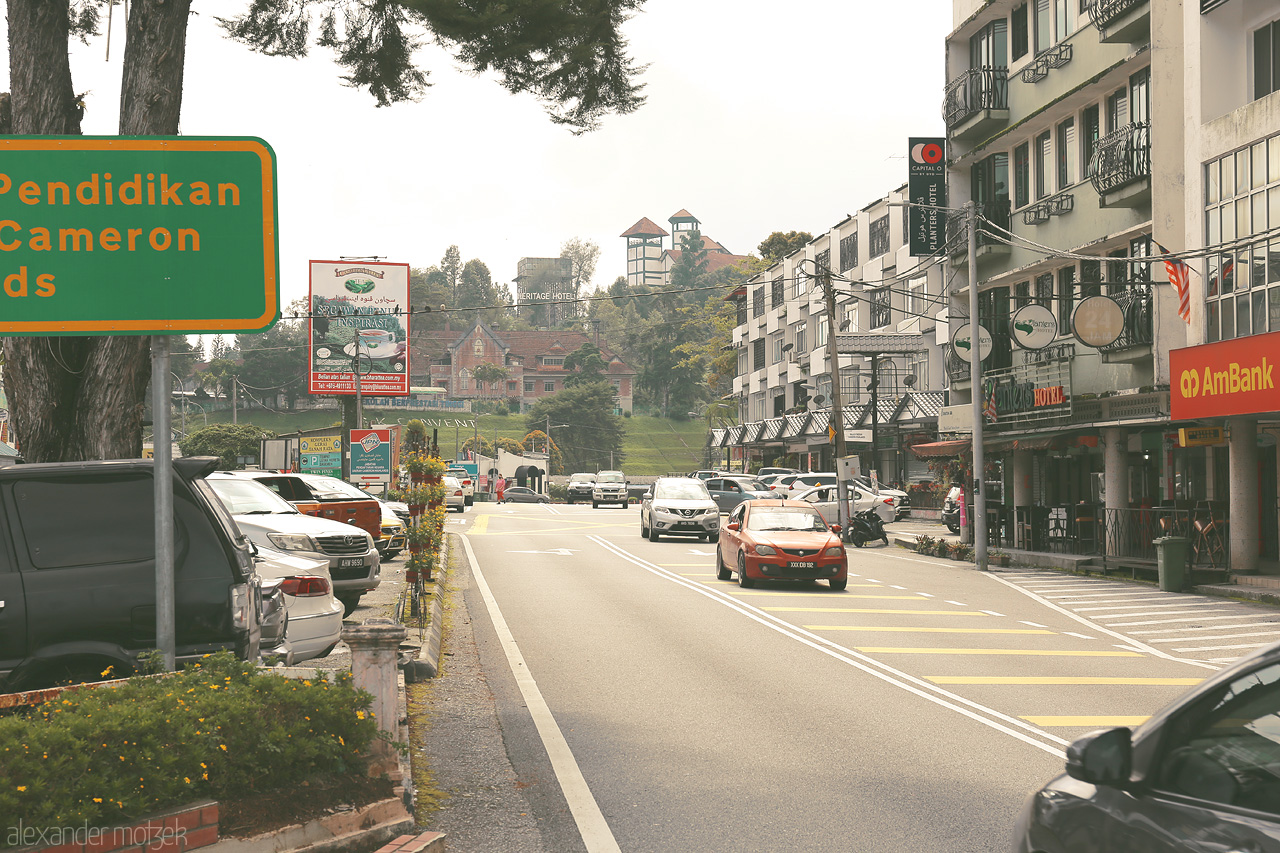 Foto von Explore the quaint streets of Cameron Highlands, where nature and culture blend amidst lush greenery and charming architecture.