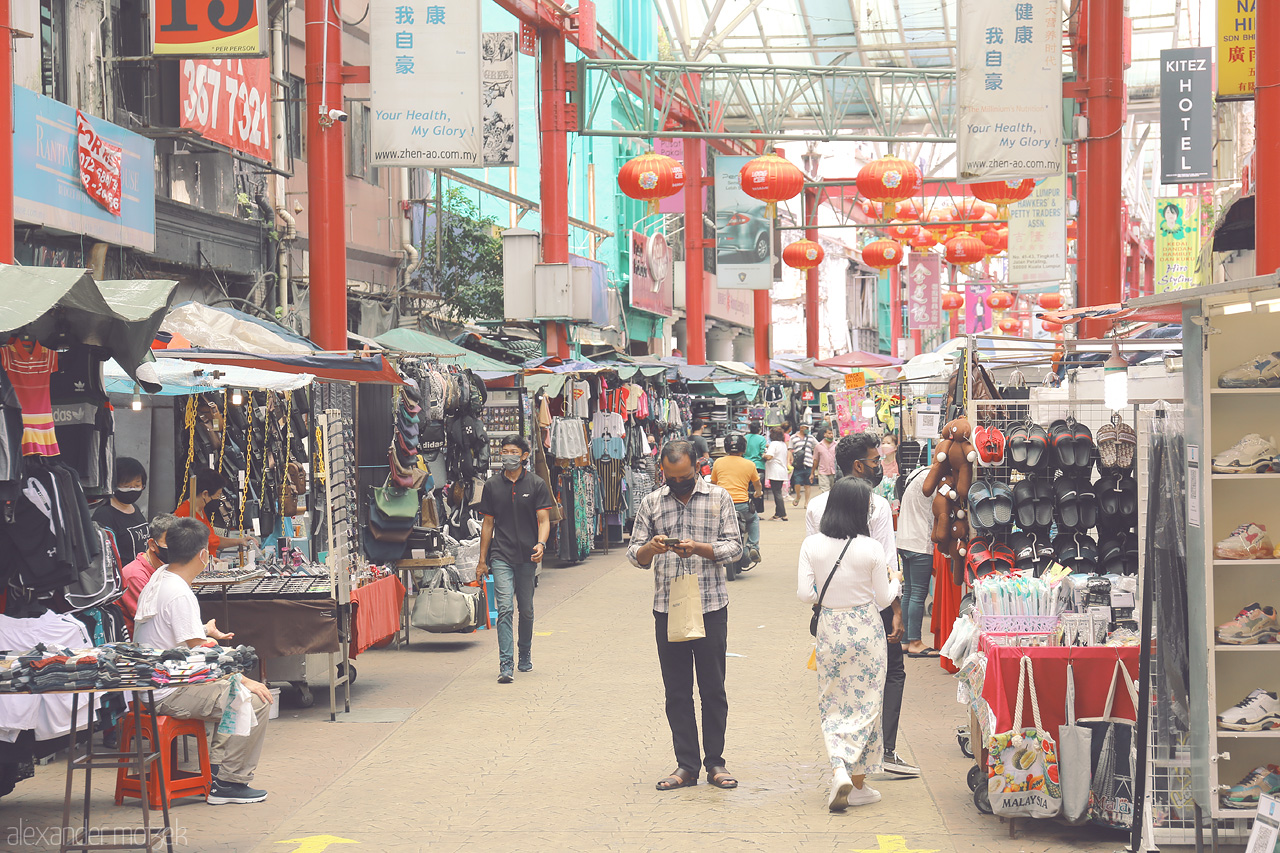 Foto von Explore the vibrant hues and bustling energy of Petaling Street Market, Kuala Lumpur's lively heart of trade and culture.