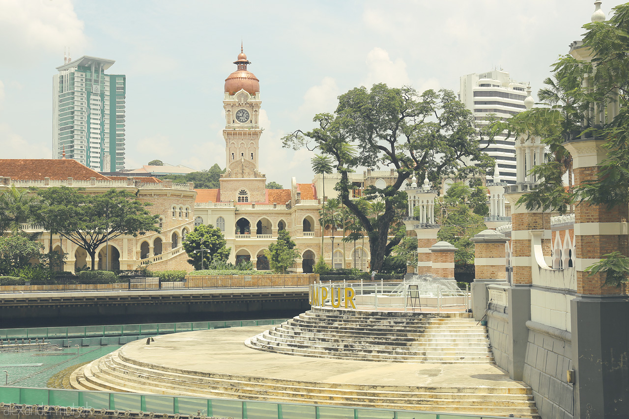 Foto von Majestic view of Sultan Abdul Samad Building against Kuala Lumpur's skyline. A blend of history and modernity graces the riverside.