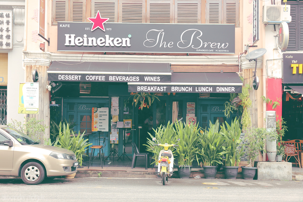 Foto von Quaint café 'The Brew' in Penang, Malaysia. A cozy spot offering coffee, desserts, and serene vibes amid lush greenery.