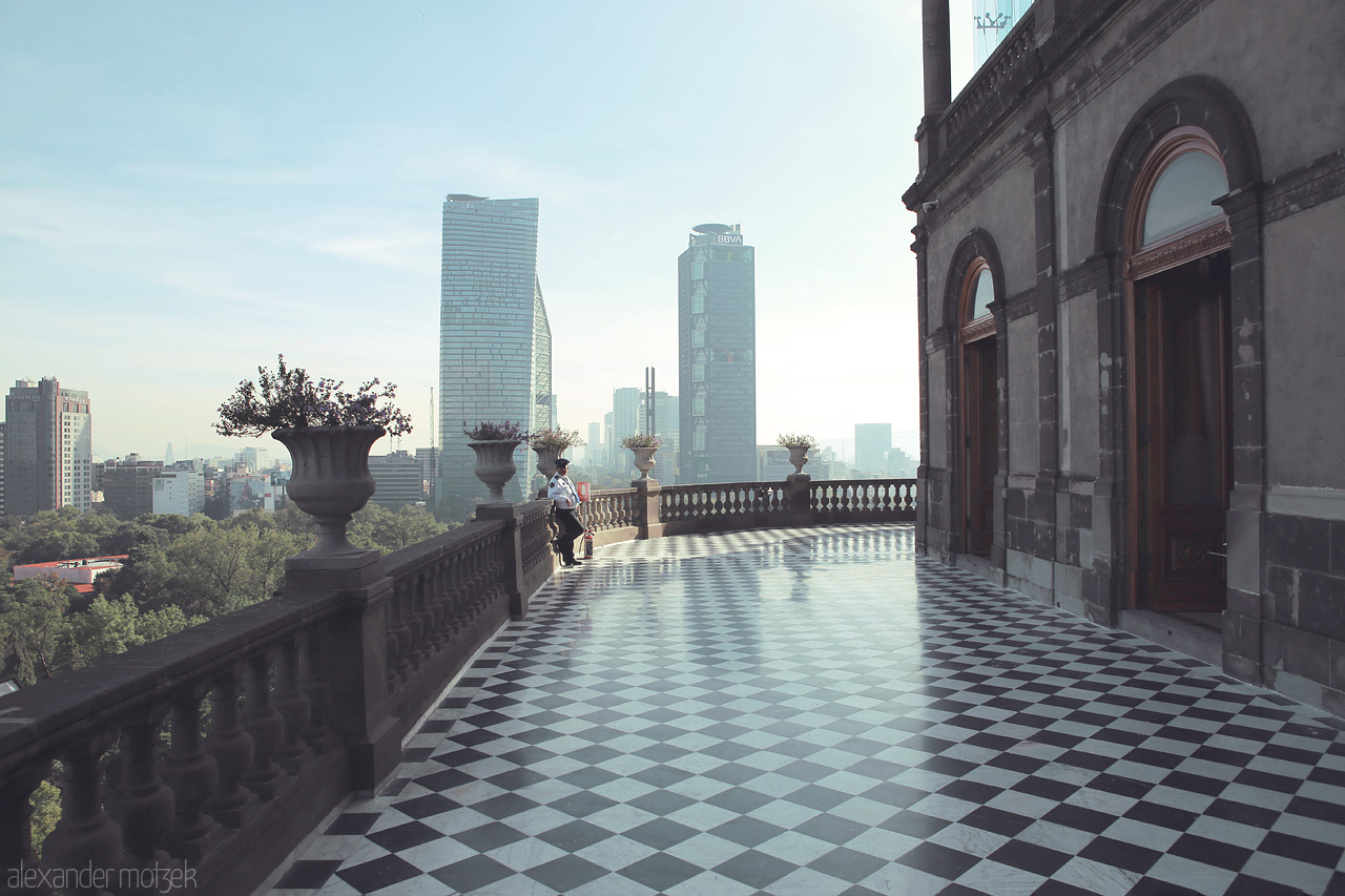 Foto von A serene balcony view in Miguel Hidalgo, overlooking Mexico City's contrasting architecture and lush greenery.