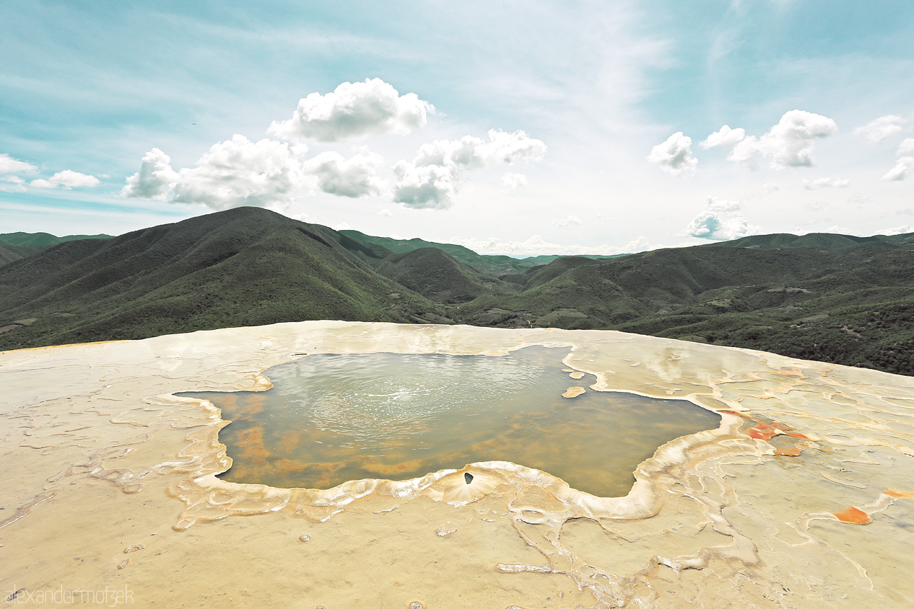 Foto von Petrified waterfalls mirror sky above Oaxaca's serene landscape. San Lorenzo Albarradas' natural wonder.