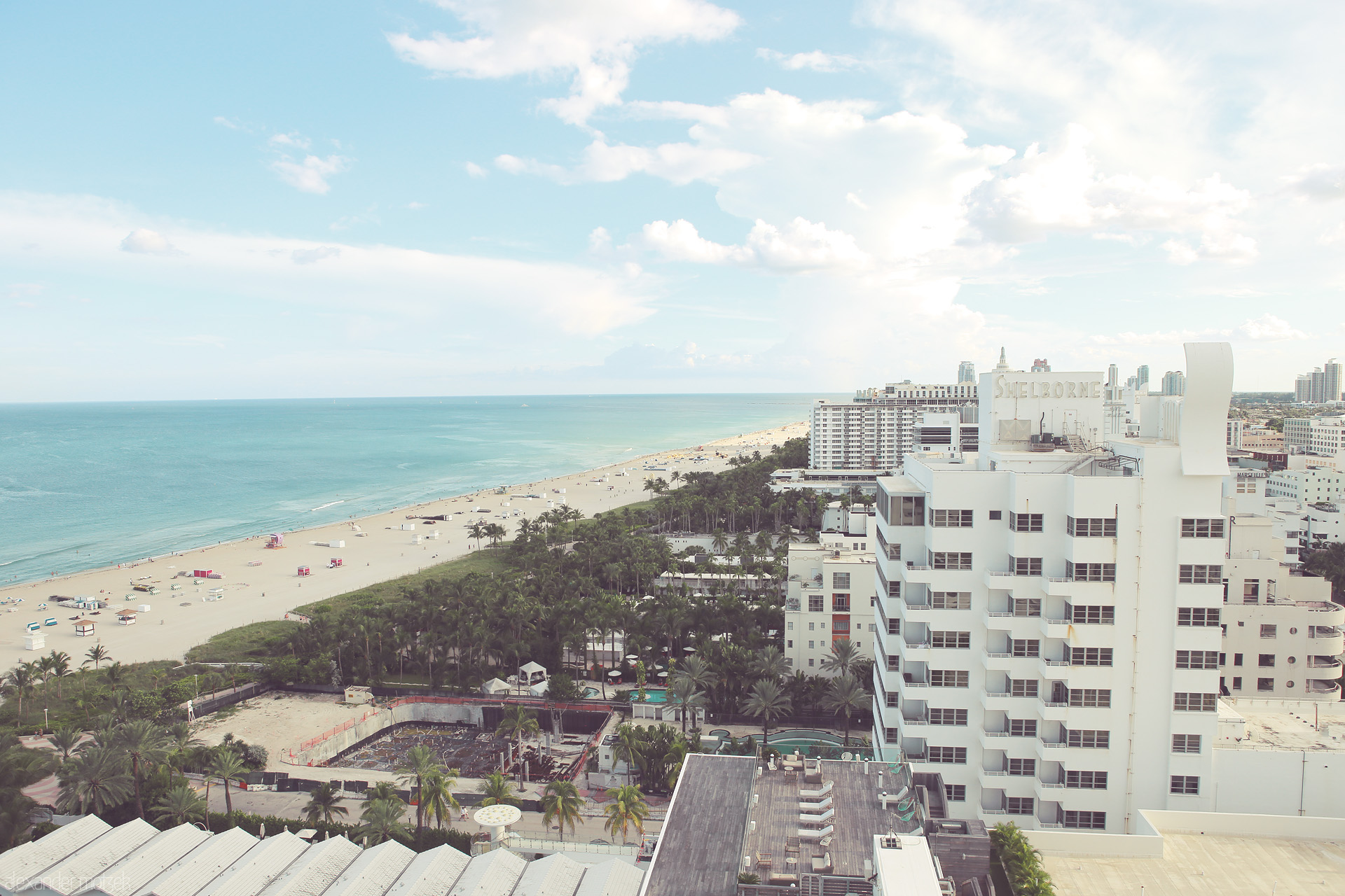 Foto von A breathtaking view of Miami Beach's iconic shoreline, with vibrant hotels and a serene ocean stretching into the horizon.