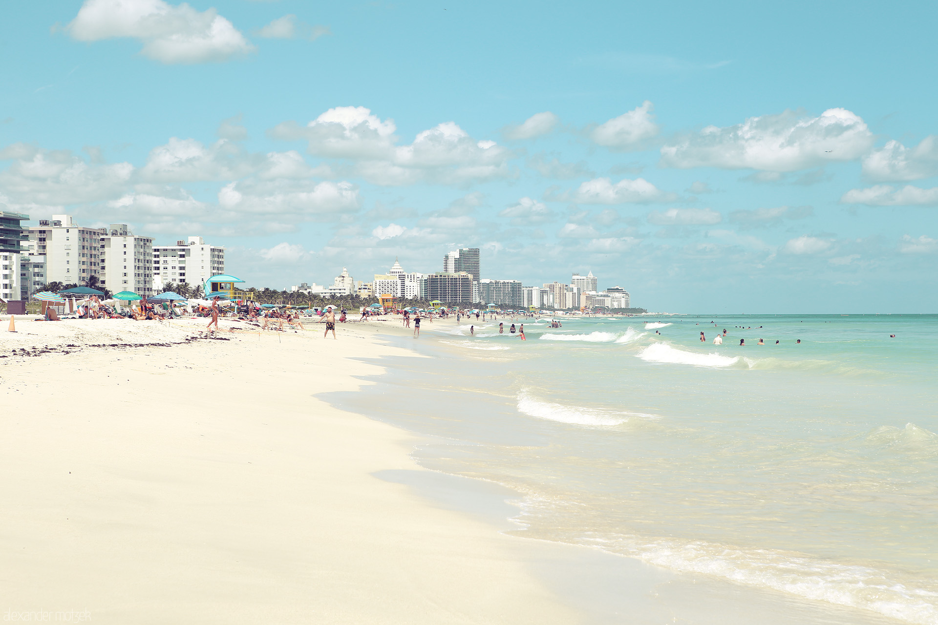 Foto von A sun-kissed beach in Miami, showcasing soft sands, vibrant skies, and tranquil waves under the Florida sun.