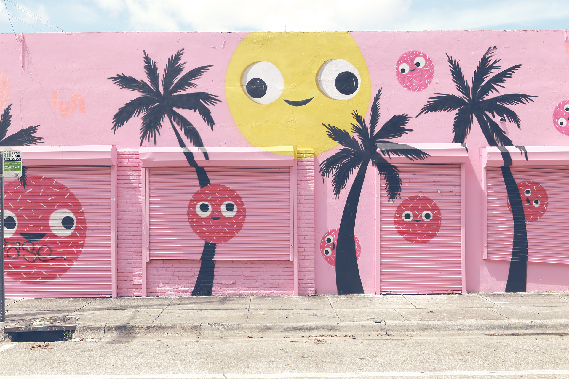 Foto von A vibrant Miami mural with playful sun and palm motifs, capturing the city's lively spirit.