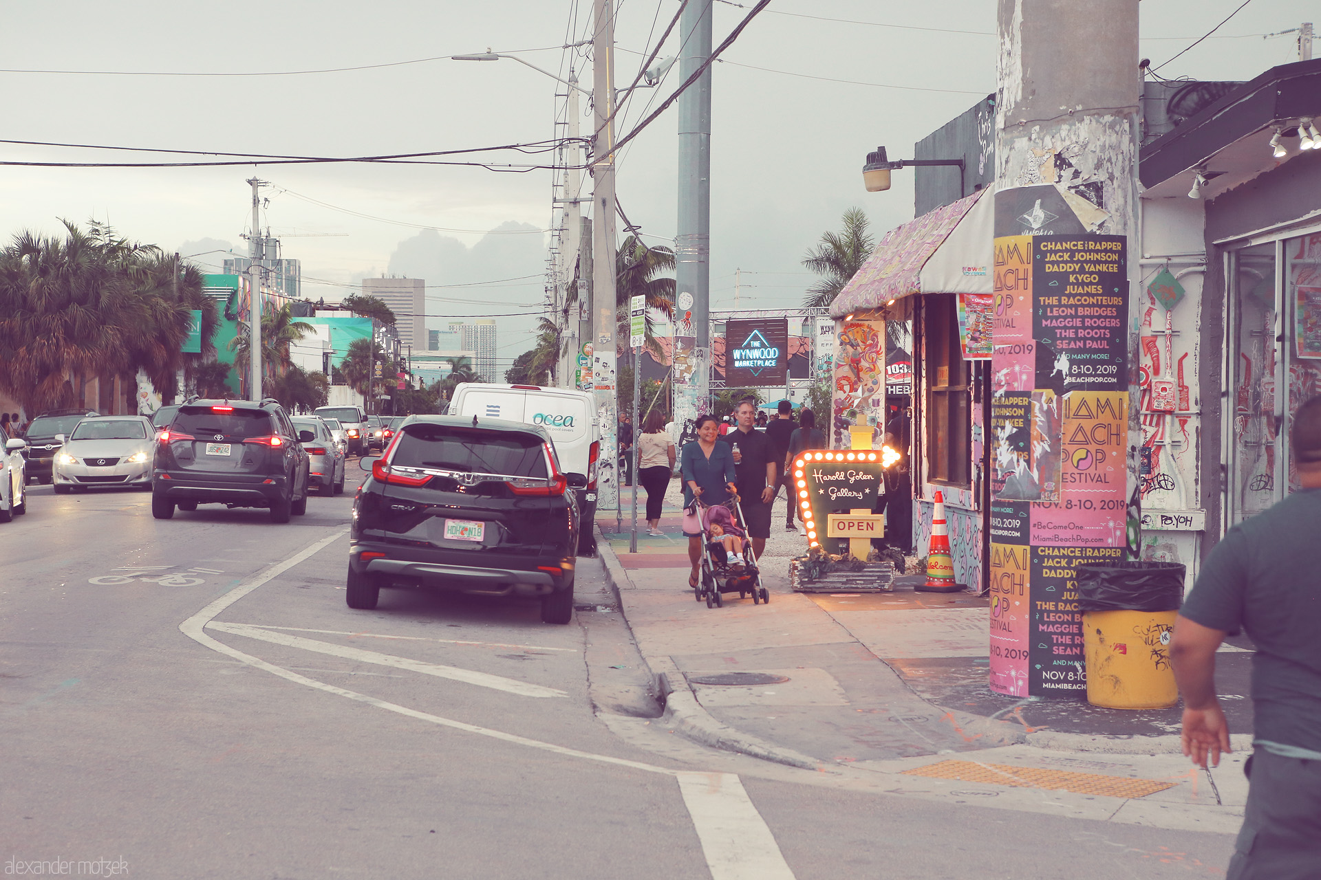 Foto von Explore Miami's vibrant street life with colorful murals and bustling sidewalk scenes in the heart of Wynwood.