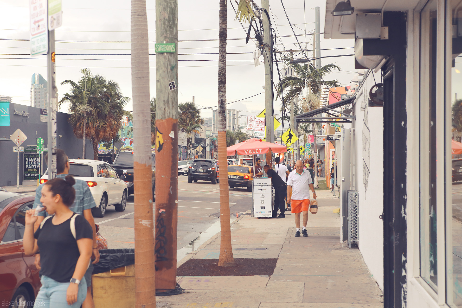 Foto von Stroll down eclectic Wynwood, Miami. A bustling street scene with vibrant graffiti and tropical vibes, capturing the city's urban charm.