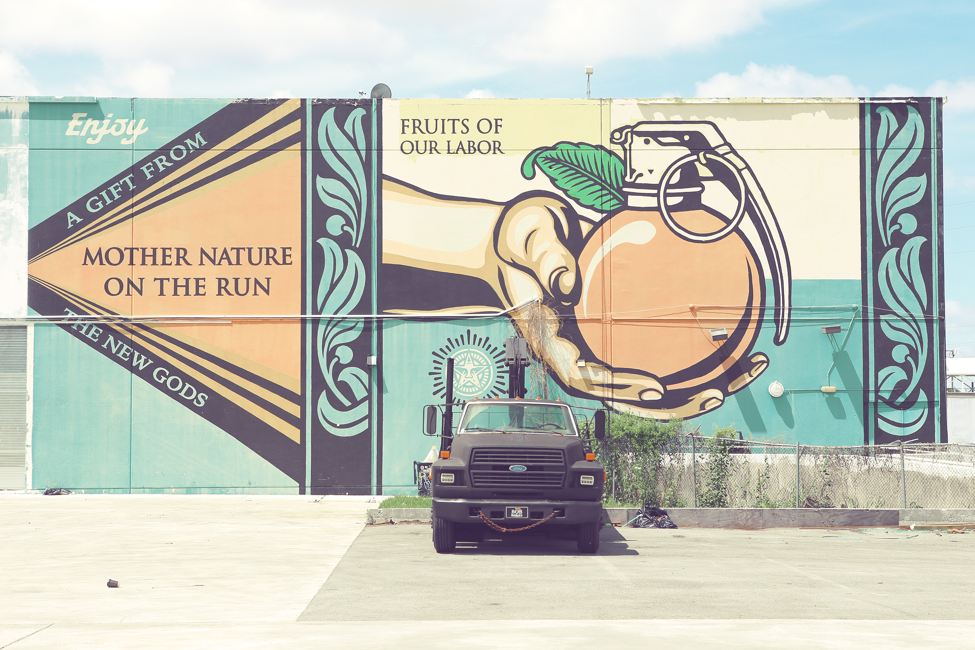 Foto von Vibrant wall mural in Miami blending a juicy orange with a grenade, symbolizing the city's explosive creativity and tropical vibe.