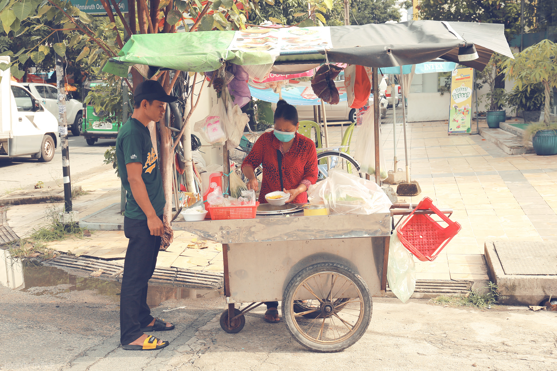 Foto von Morning bites from a street food cart in Phnom Penh, Cambodia—a taste of local life on bustling corners.