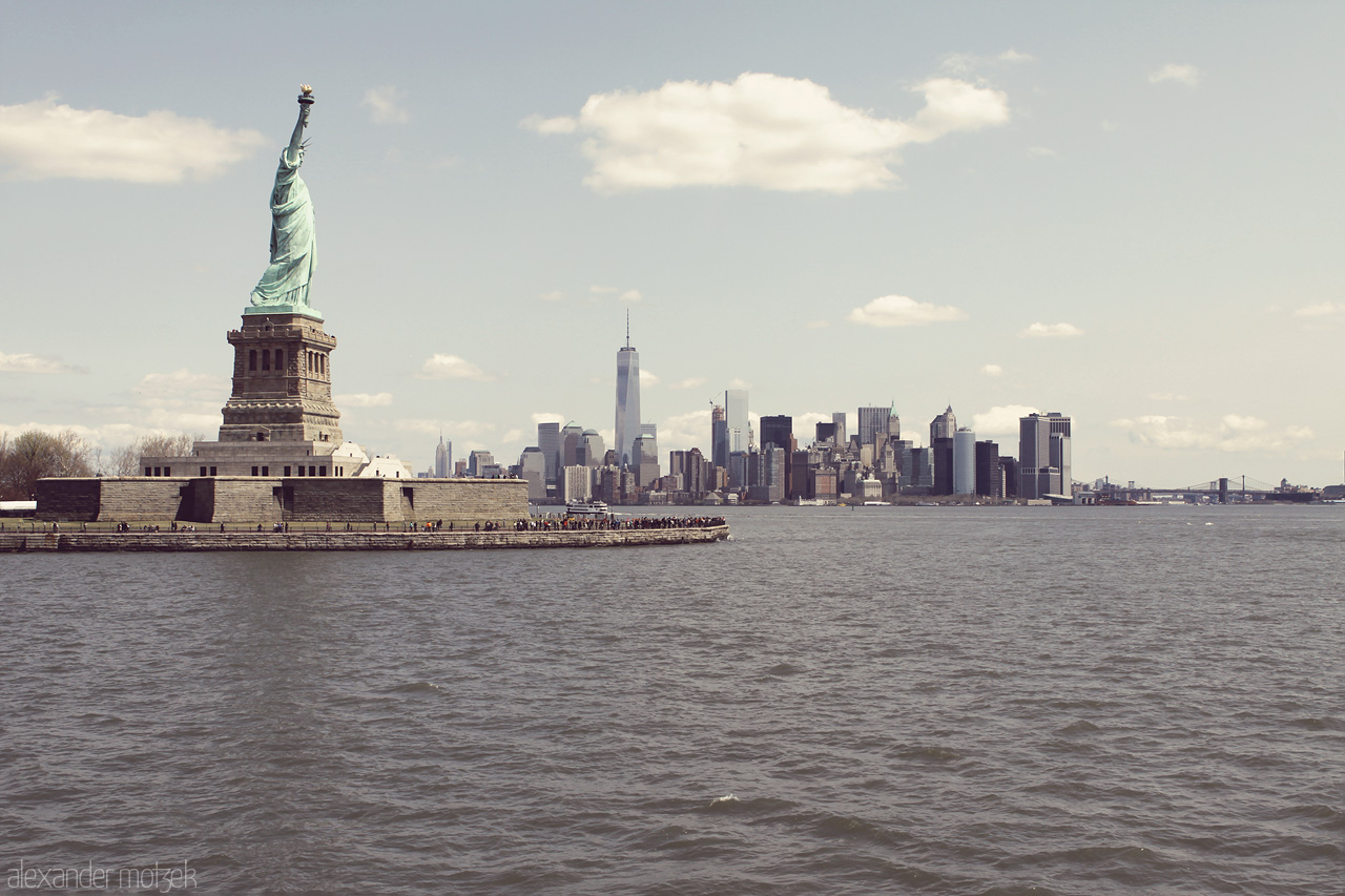 Foto von Die Freiheitsstatue von der Seite mit Skyline im Hintergrund