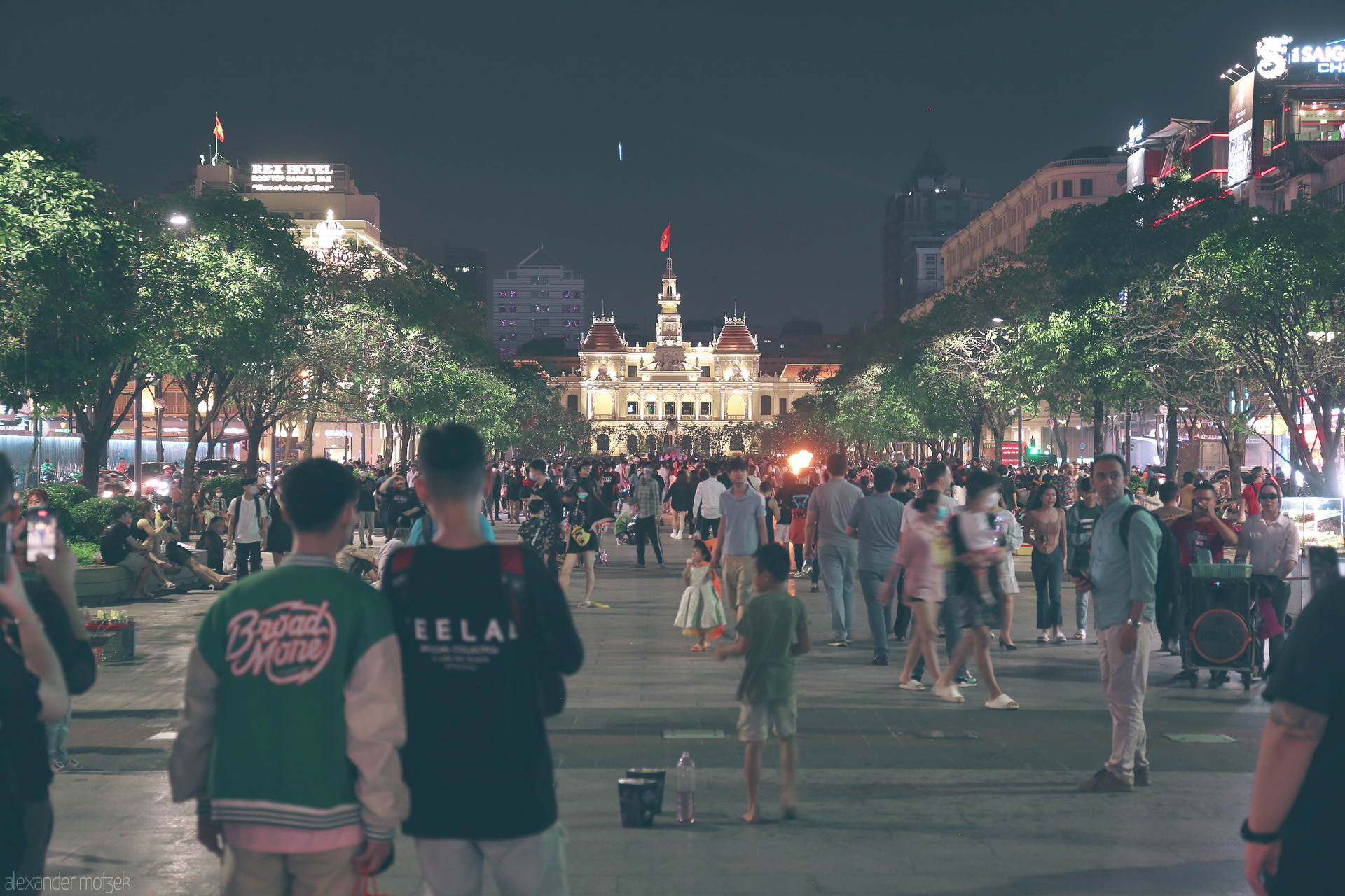 Foto von Nguyen Hue Walking Street buzzes at night beneath Saigon’s City Hall, alive with laughter, lights, and the heart of Ho Chi Minh City.
