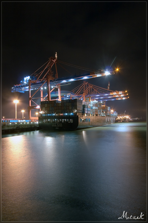 Foto von Hanjin Beijing bei der Löschung am Eurokai bei Nacht